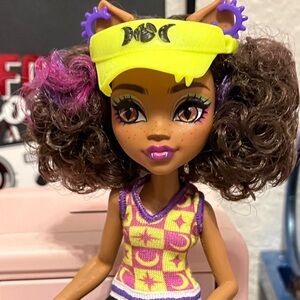 Clawdeen monster high doll